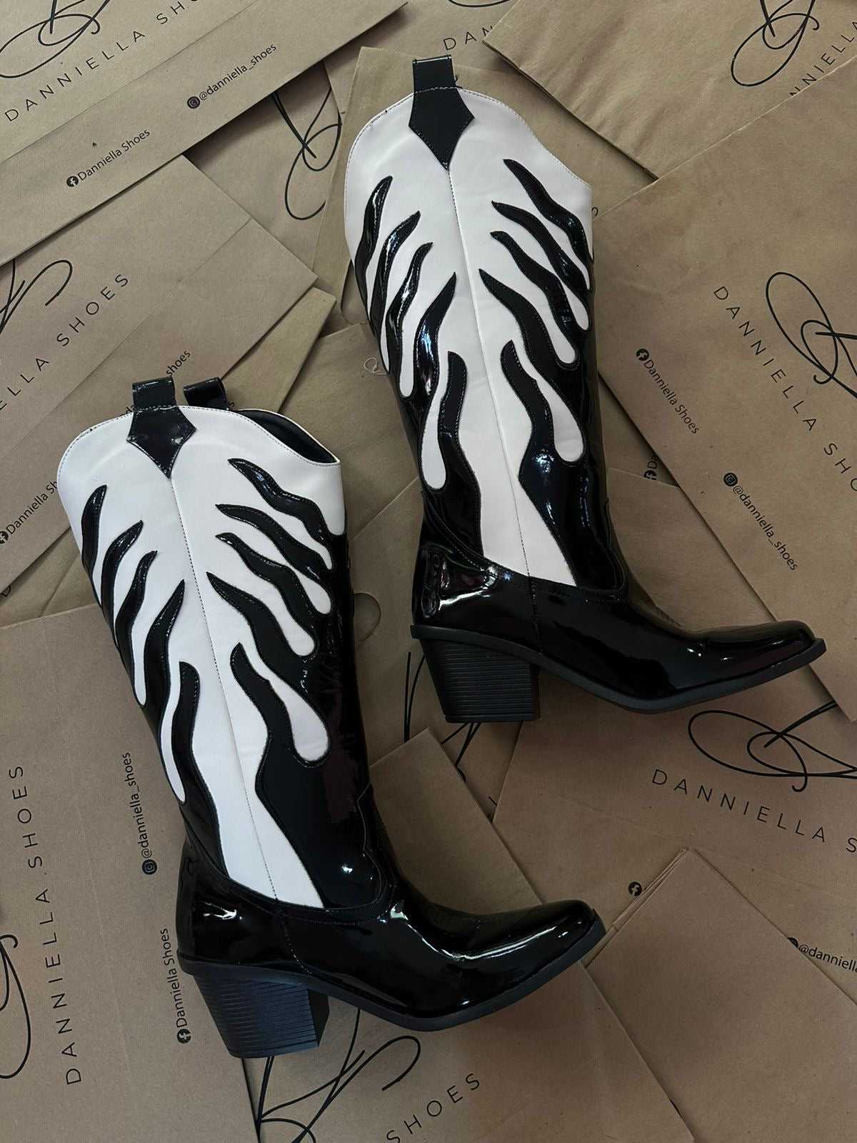 Bota "hell flamas" blanco con negro